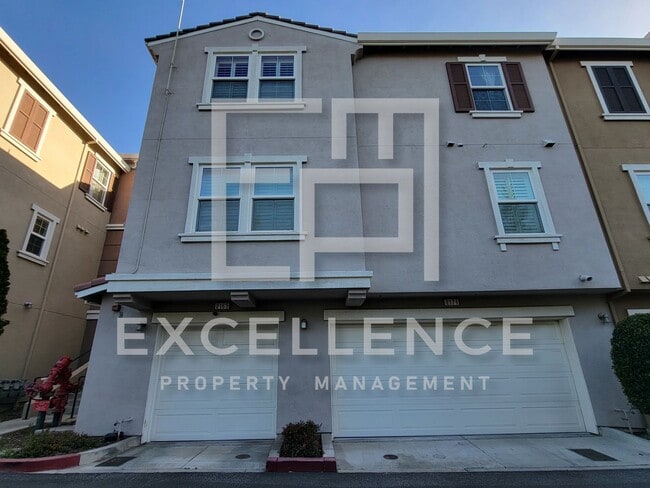 Building Photo - Beautifully Updated 2/2 with 2 Car Garage,...