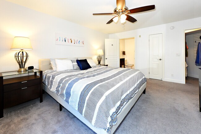 Building Photo - 1633 S Bentley Ave