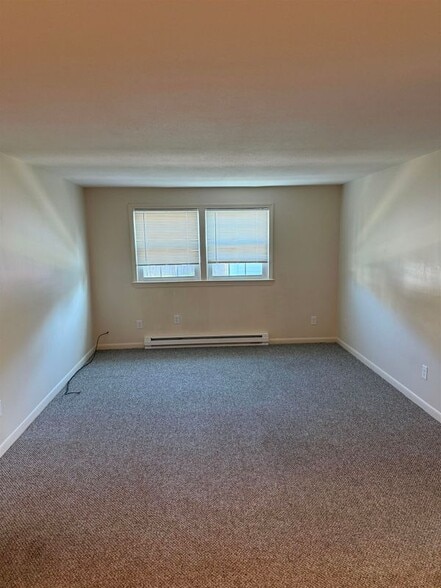 Building Photo - 2 Grand