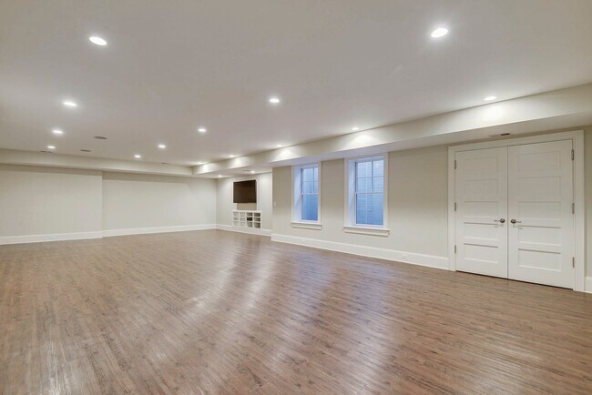 Building Photo - 5br Bethesda Home for Rent