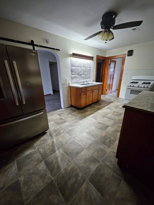 Building Photo - Upper 3 bedroom unit