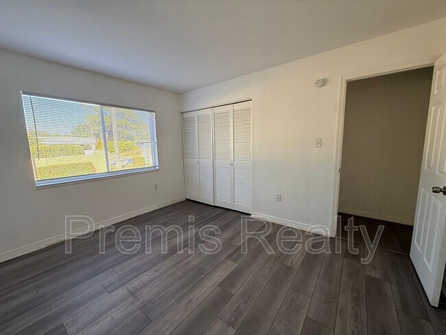 Building Photo - 1575 Greenlea Dr