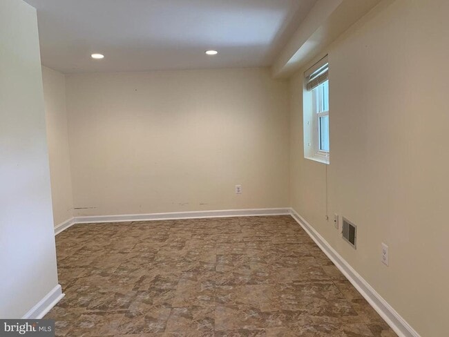 Building Photo - 1334 Mayflower Dr