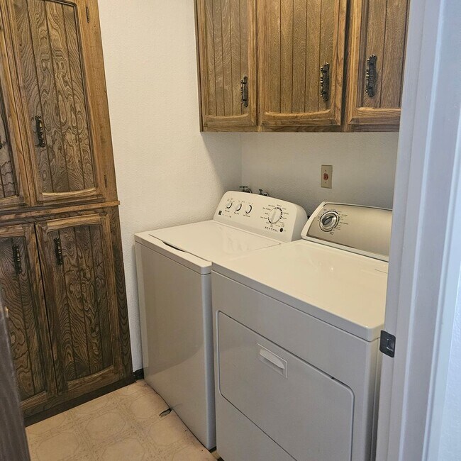 Building Photo - 3544 Traveler Ct