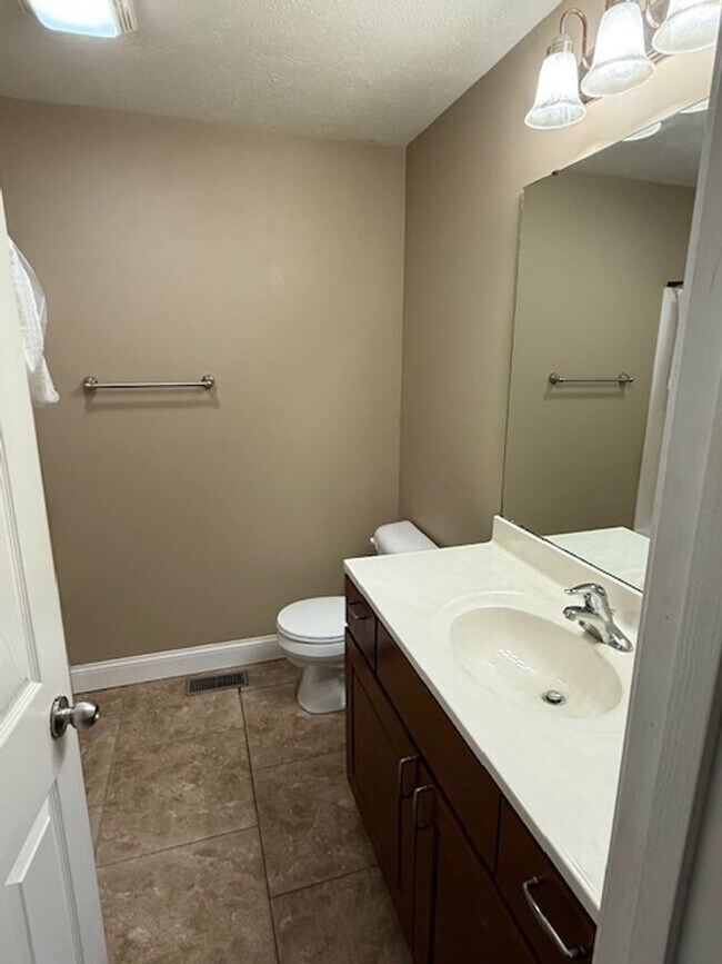 Building Photo - 417 DAHLIA