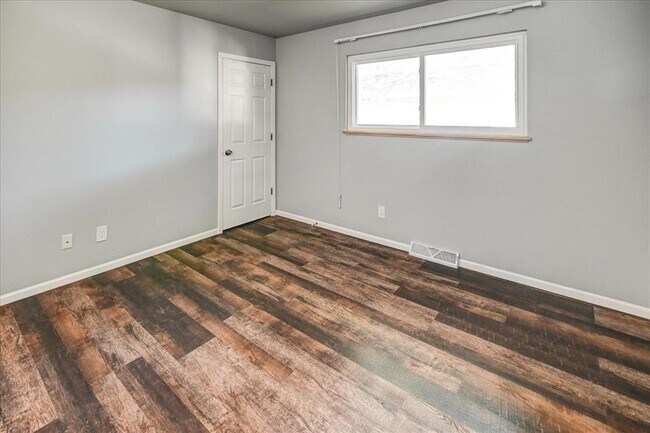 Building Photo - 136 N Lakewood Gardens Ln