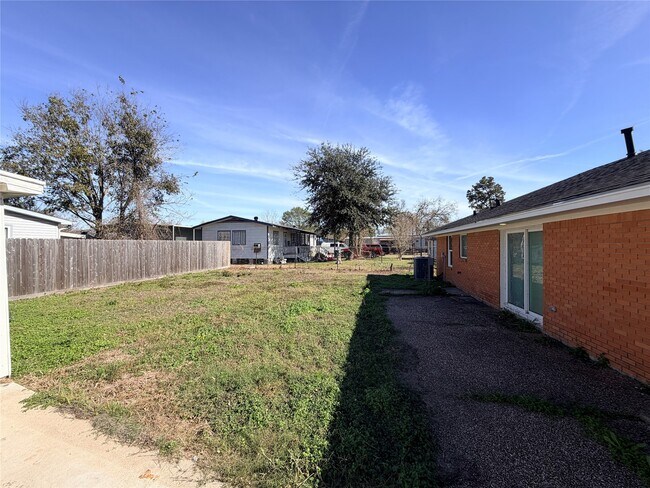 Building Photo - 5105 Oak Ave