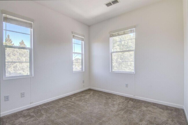 Building Photo - Beautiful 4 Bedroom, 2.5 Bath Condo for Rent in Elk Grove