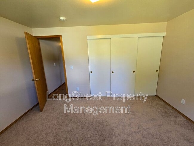 Building Photo - 1495 NW Forestgreen Ave