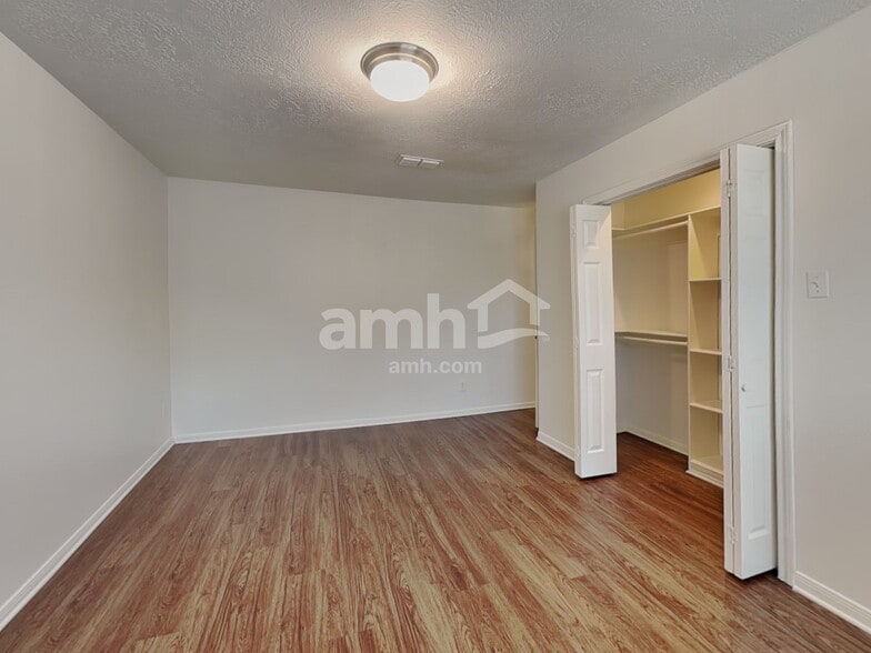 Building Photo - 15923 Mission Glen Dr