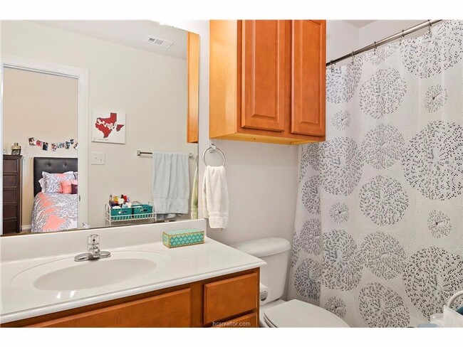 Building Photo - River Oaks #605