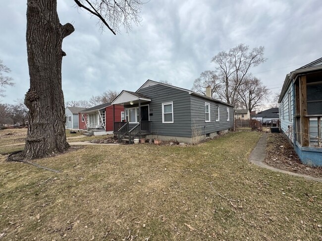 Building Photo - Move-In Ready Rental with Detached Garage
