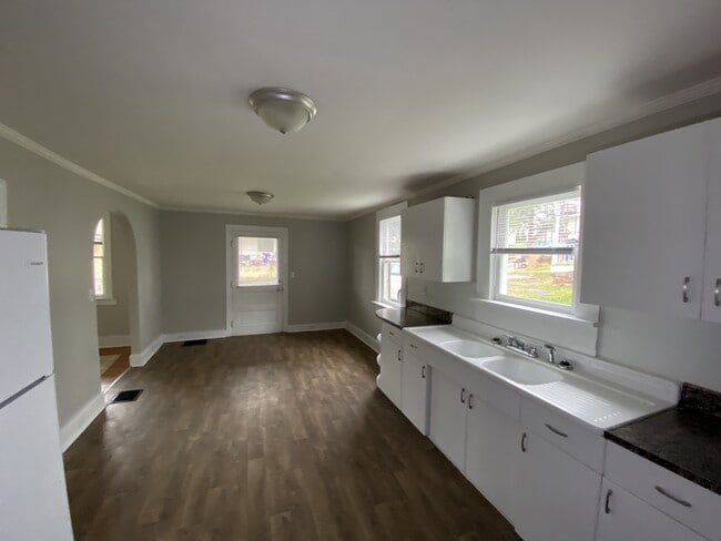 Building Photo - 325 Valley St