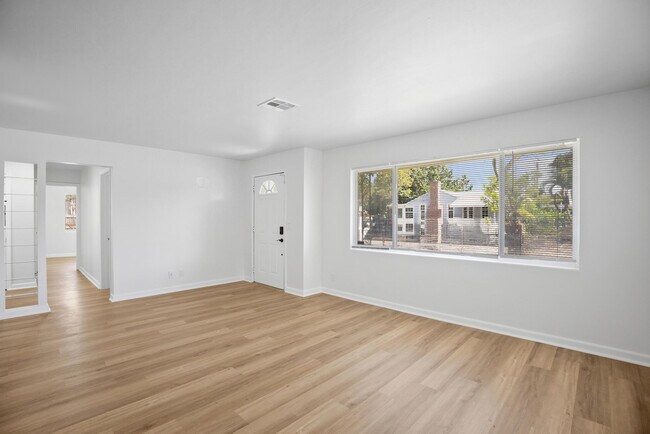 Building Photo - 401 42nd St