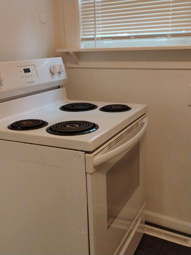 Building Photo - 2 Bedroom Duplex $1100/Month