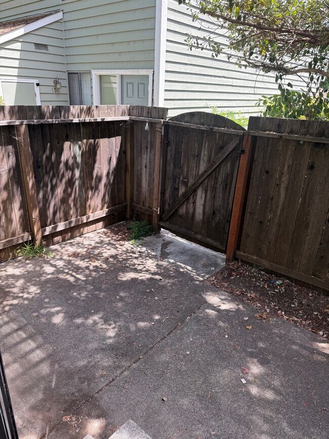 Building Photo - **Available Now** 2 Bedroom 1 Bath, 1st Floor End Unit Condo