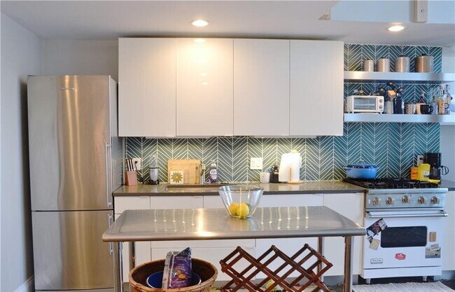 Building Photo - Bright & Spacious Unit with Natural Light