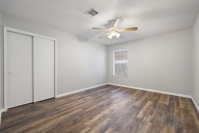 Building Photo - 304 Paige Bend