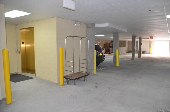 Building Photo - 204 Canter Ct