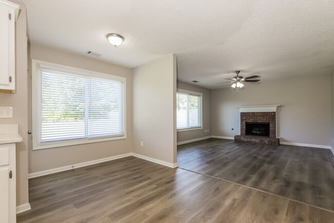 Building Photo - 1086 Maria Dr