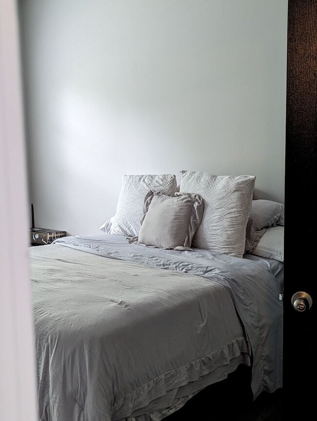 Building Photo - 3 Bedroom 3 Bath Townhome Close to GCSU in The Grove