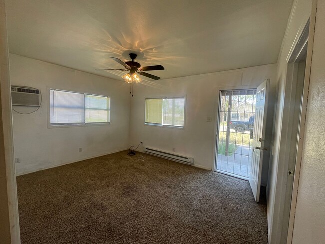 Building Photo - 2 bedroom / 1 bath, W/D connections