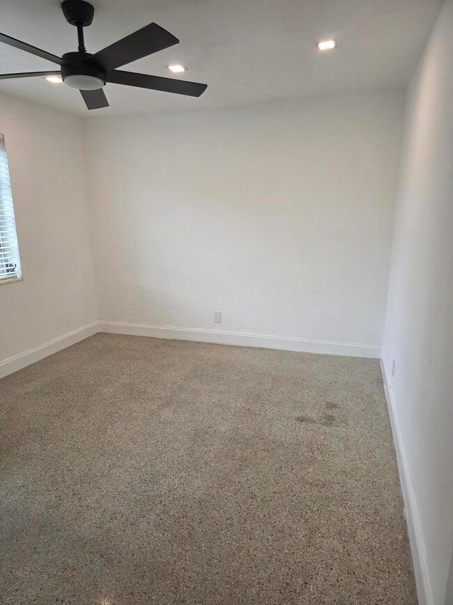 Building Photo - 304 SE 4th Ave