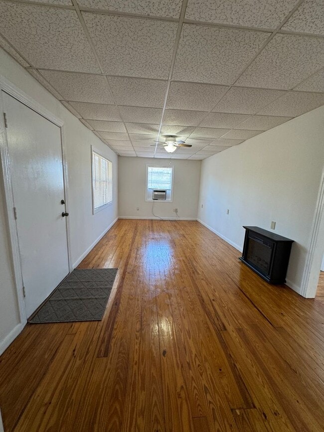Building Photo - Spacious 2BR/1BA duplex