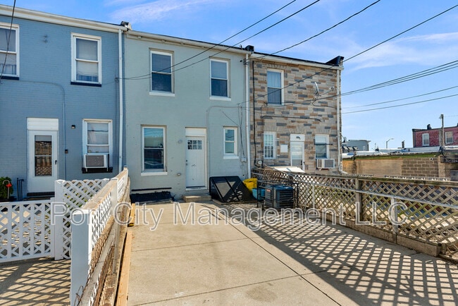 Building Photo - 438 Cornwall St