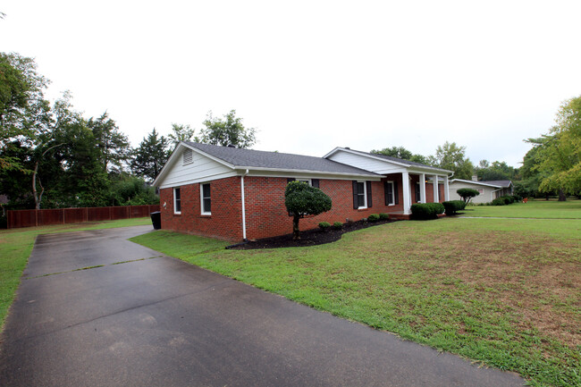 Building Photo - 4 bed, 2 bath home on large lot near MTSU