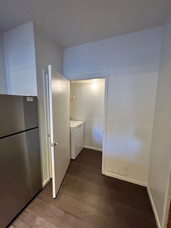 Building Photo - Beautiful unfurnished 2 bedroom in the Sou...