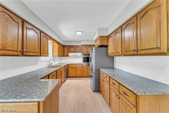 Building Photo - 1183 Romayne Dr
