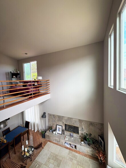 Building Photo - 13974 Barrymore St