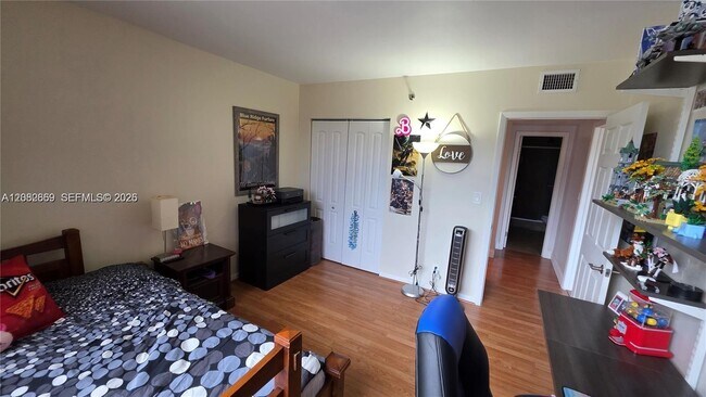 Building Photo - 901 Hillcrest Dr