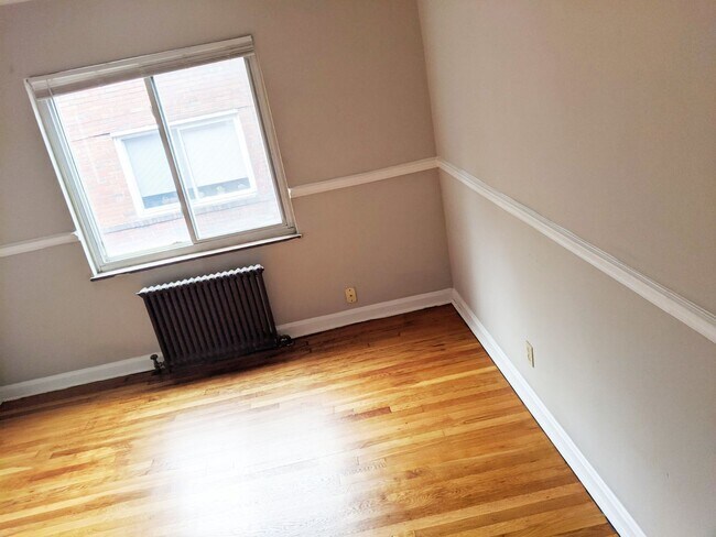 Interior Photo - Ludlow 956