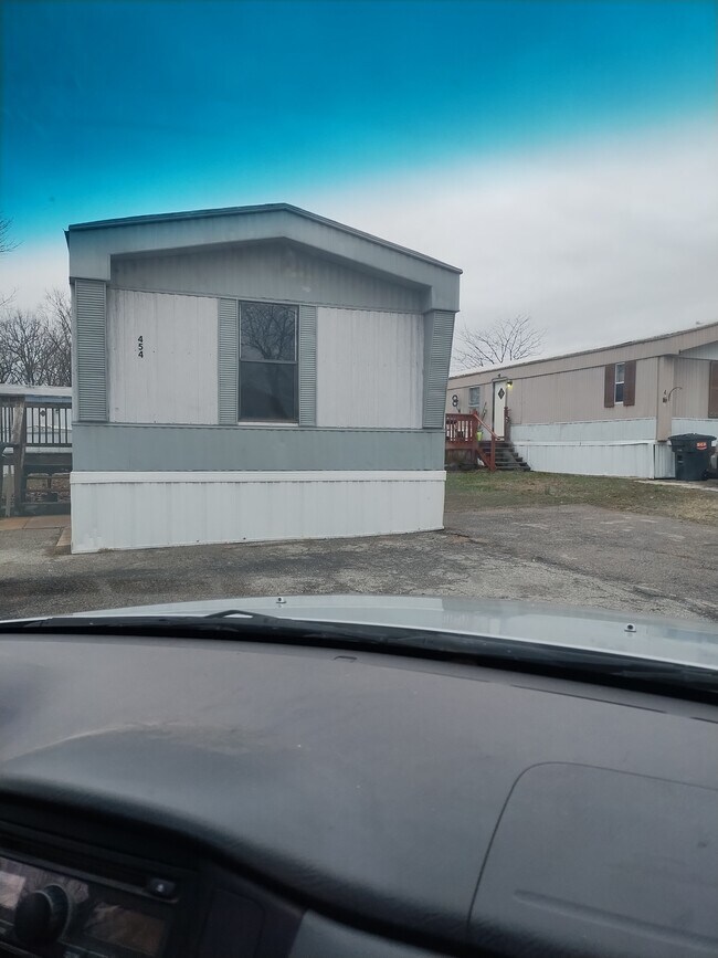 Building Photo - 719 Golden Point