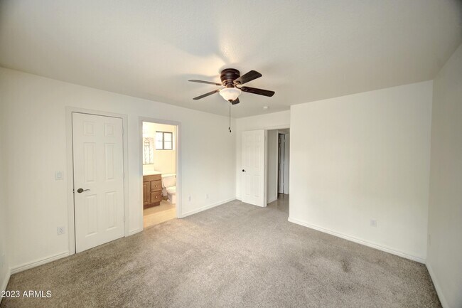 Building Photo - 480 N 6th Dr