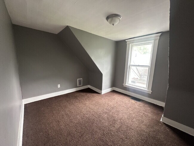 Building Photo - Stylish 3-Bedroom Unit with Private Entran...
