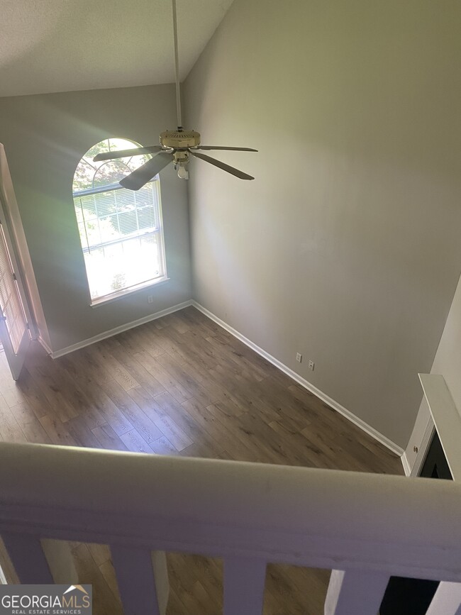 Building Photo - 553 Wren Walk