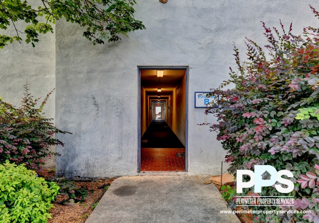Building Photo - 1040 Sandtown Rd SW