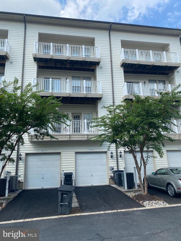 Building Photo - 8049 Crescent Park Dr
