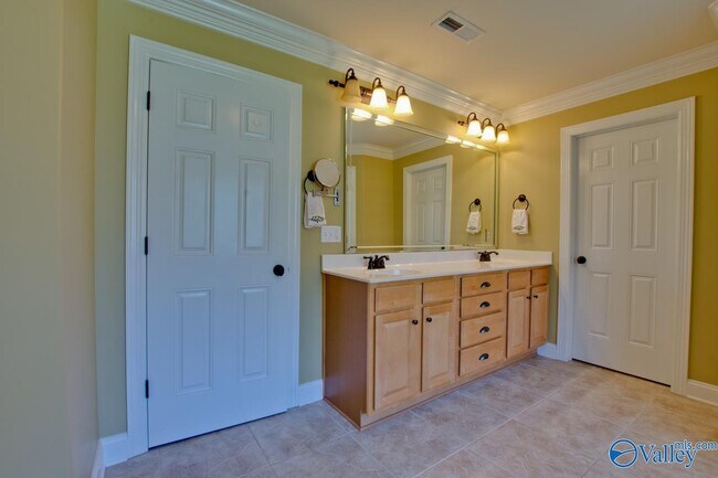 Building Photo - 2801 Centerridge Rd SE