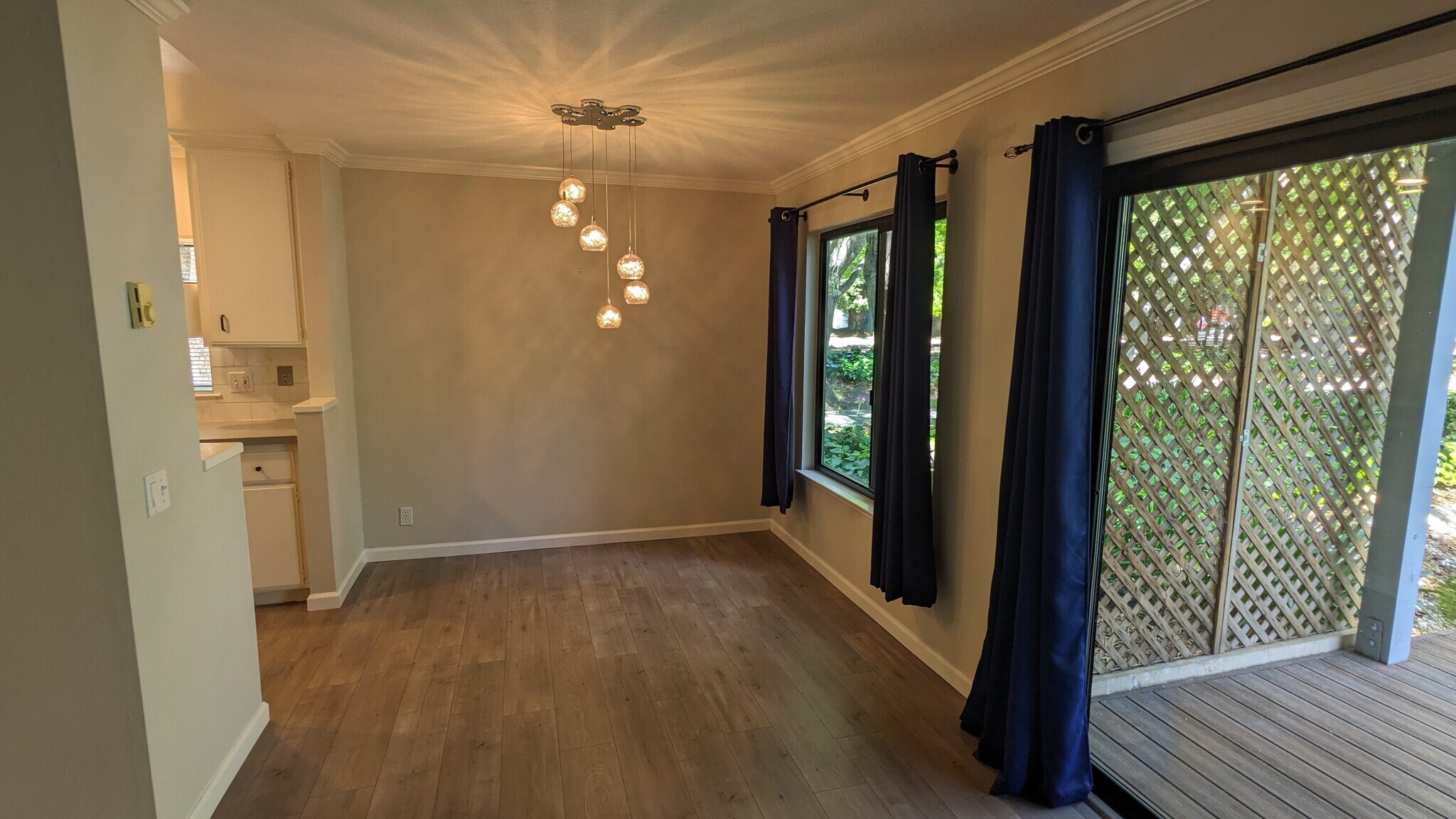 Dining - 905 W Middlefield Rd