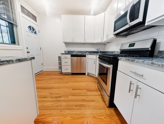 Building Photo - Bright and Sunny Updated 3-bed/1-bath near Loyola