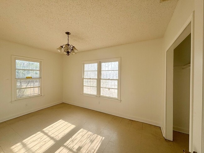 Building Photo - 3413 N Buena Vista Ave