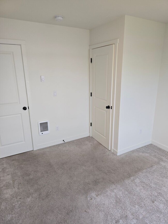 Building Photo - Sleek & Chic! 2 level 2 Bed/1.5 ba 814 Sf