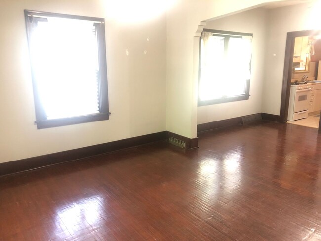 Building Photo - Charming 2BR,1 bath house with updated app...