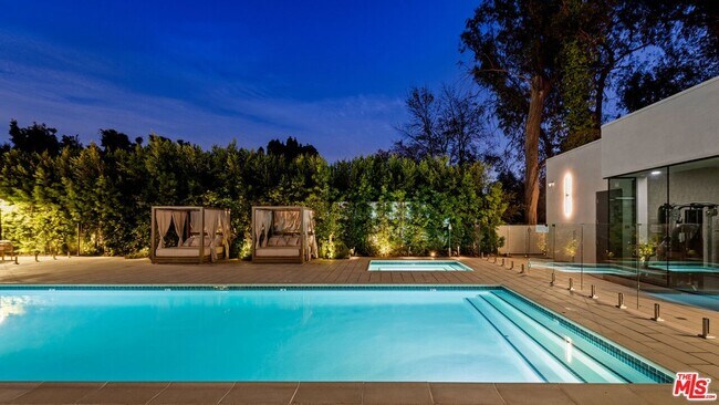 Building Photo - 505 S Barrington Ave