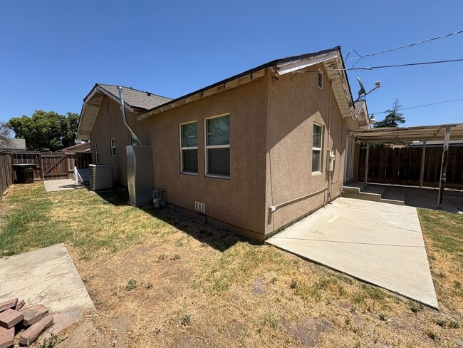Building Photo - Spacious Tulare home Available Now!
