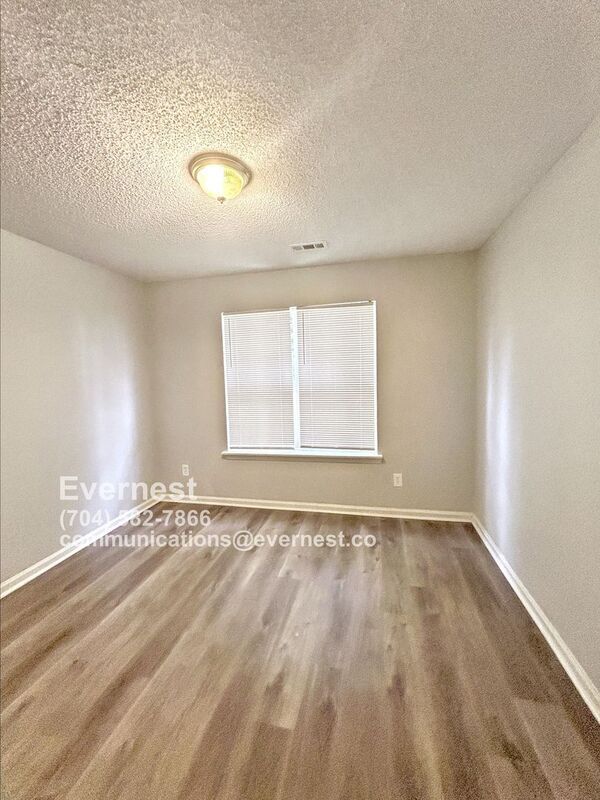 Building Photo - 2436 Fairstone Ave